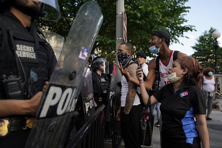 Protesters gather at White House for 2nd day as Trump calls for ...